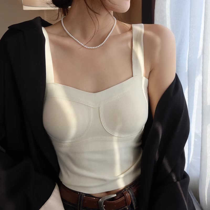 すっきりシルエット胸元美バストタンクトップ