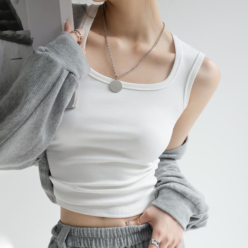 スリムフィット 上品シンプルタンクトップ